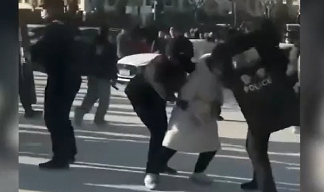 Çin'de bir öğrencinin düşerek ölmesinin ardından protestolar şiddete dönüştü