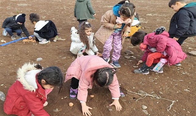 Çocuklar meşe tohumlarını toprakla buluşturdu