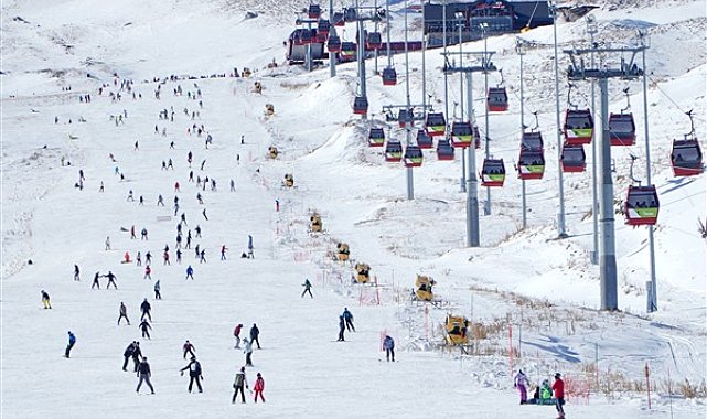 Erciyes Kayak Merkezi, yeni yılın ilk gününde 110 bin kişiyi ağırladı