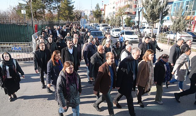 Eş Başkan Hatun, belediyeye kayyım atanmasına ilişkin Siirt’te düzenlenen yürüyüşe katıldı