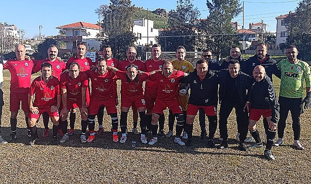 Foça Belediye Masterler, Aliağa Akıncılar Gücü Masterler'i 4-2 Mağlup Etti
