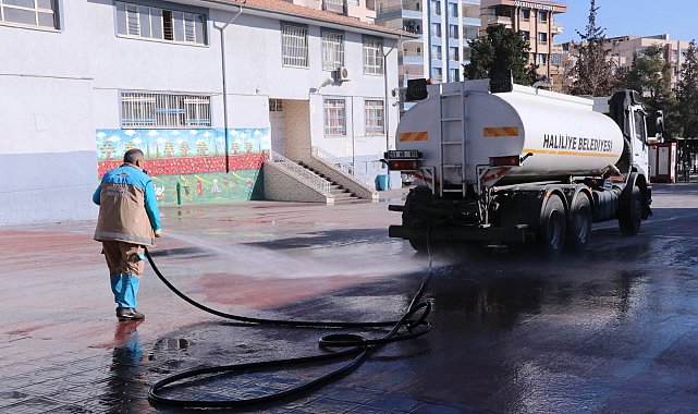 Haliliye Belediyesi, ara tatilde okul temizliğine devam ediyor