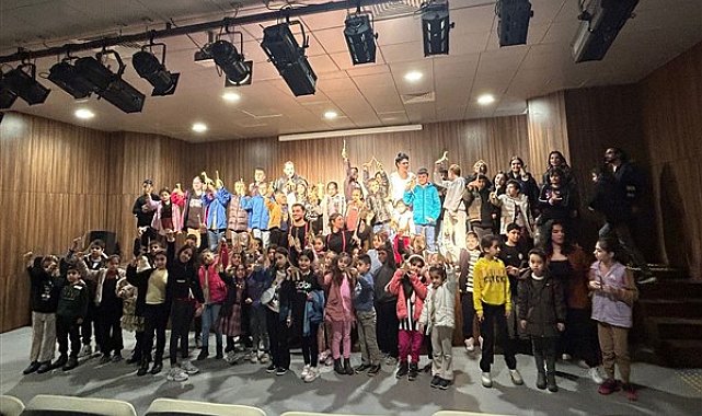 İzmir Dayanışma Noktaları çocukları sinema ve tiyatroyla buluşturdu