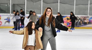 İzmir'in buz pisti yarıyıl tatilinde doldu taştı
