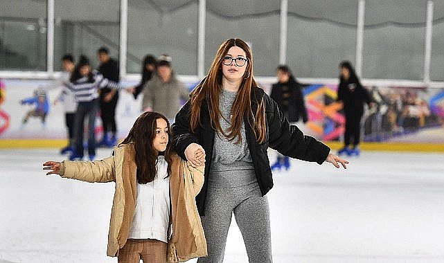 İzmir'in buz pisti yarıyıl tatilinde doldu taştı