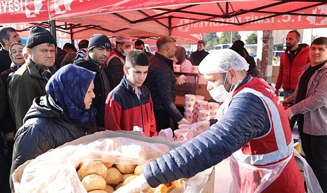 İzmit Belediyesi’nin Darıca’da sıcak yemek hizmeti sürüyor