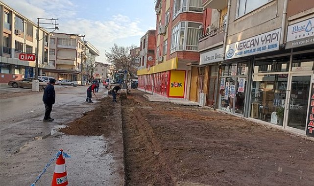 İzmit Belediyesi, Şehit Kazım Caddesi'nde çalışmalarını sürdürüyor