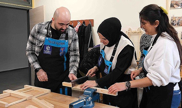 Kadınlar ahşap atölyesinde yeteneklerini keşfediyor; Ahşabın büyülü dünyası Büyükşehir'de