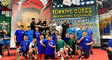 Kağıtspor'dan şampiyonluklarla dolu bir yıl