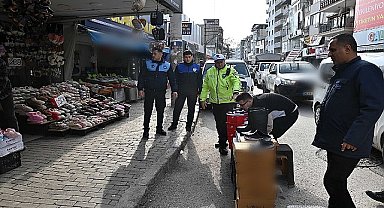 Karabağlar Belediyesi'nden kaldırım ve yol işgallerine karşı ikili denetim