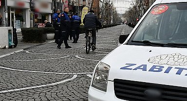 Lüleburgaz Belediyesi yayalaştırma bölgesinde yaya güvenliğini tehlikeye atan motosikletlere karşı denetimlerini artırarak sürdürüyor.