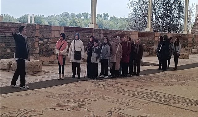 Manisa Büyükşehir Belediyesi, görme engelli vatandaşlara tarihi mekanları gezdirdi