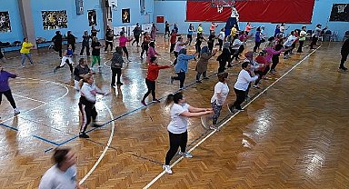 Menemenli kadınlar ücretsiz zumba kursunda buluşuyor