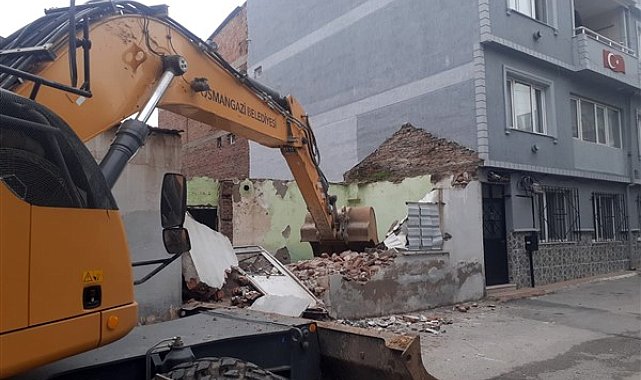 Osmangazi Belediyesi, risk oluşturan metruk binaları yıkıyor