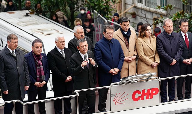 Özel ve İmamoğlu, Beşiktaş Belediyesi önünden vatandaşlara seslendi