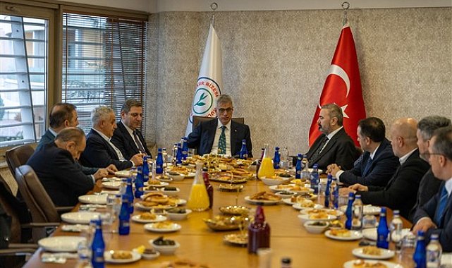 Sağlık Bakanı Memişoğlu Çaykur Rizespor Kulübünü ziyaret etti
