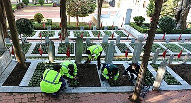 Şehit mezarları çiçeklerle donatıldı