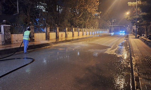 Siirt Belediyesi sokak ve caddelerde yıkama çalışmalarını sürdürüyor
