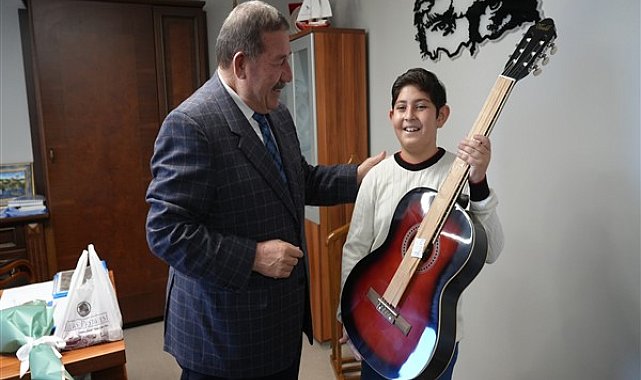 Topuz, 6. sınıf öğrencisi Serin’in gitar talebini yerine getirdi