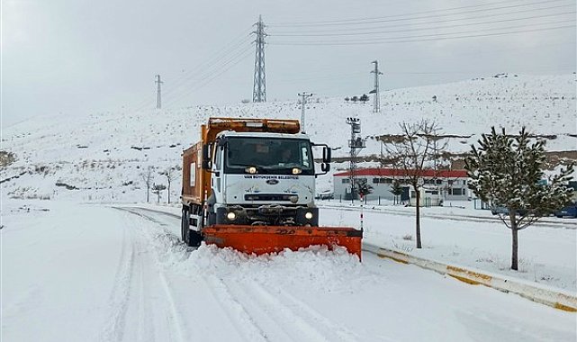 Van Büyükşehir Belediyesi karla mücadele çalışmalarını sürdürüyor