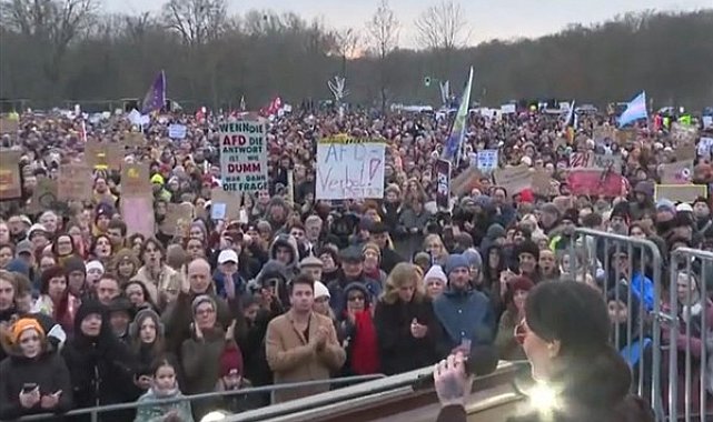 Almaya'da on binlerce kişi Hristiyan Demokratları protesto etti