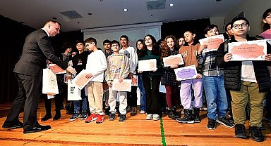 Bornova'da genç kaşifler sertifikalarını aldı