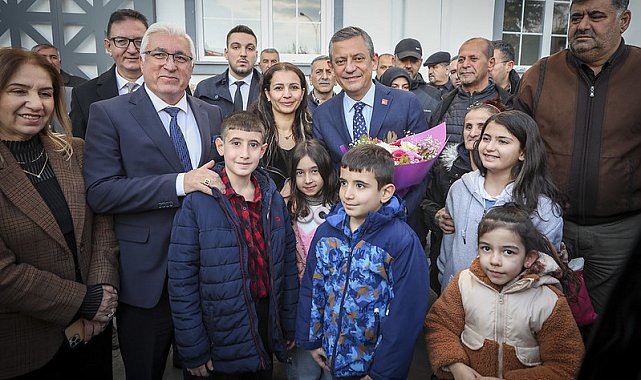 CHP Genel Başkanı Özel, Pazarcık Belediyesi önünde vatandaşlara seslendi