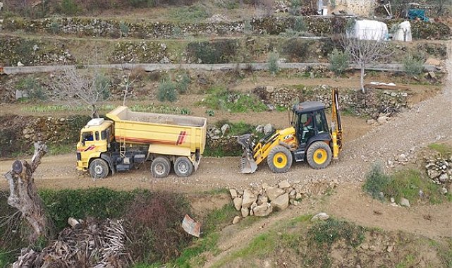 Dalaman'da yol çakıllama çalışmaları sürüyor