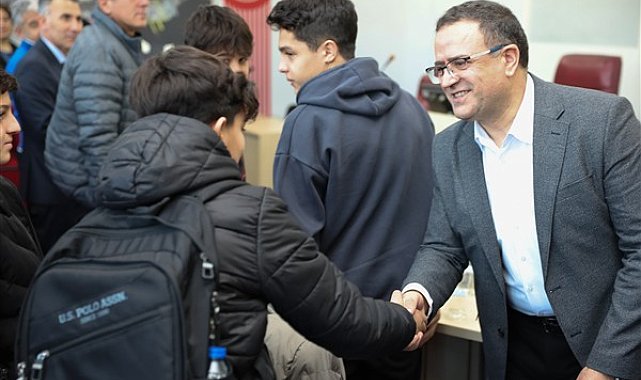 Derince Belediye Başkanı Gökçe, Alparslan Ortaokulu öğrencilerini tebrik etti