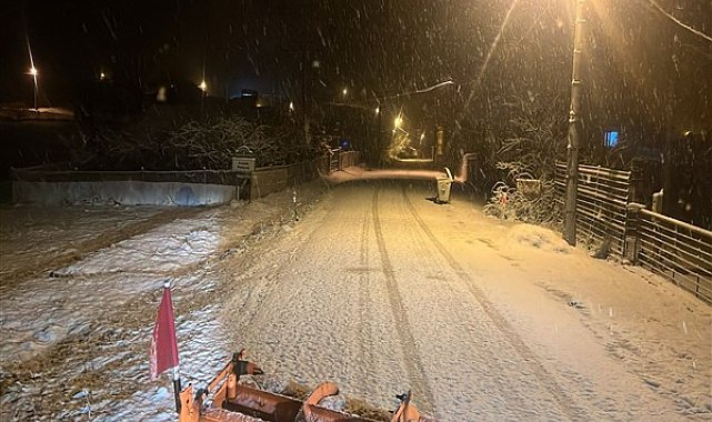 Eskişehir Büyükşehir Belediyesi ekipleri, kar küreme ve tuzlama çalışmalarına başladı