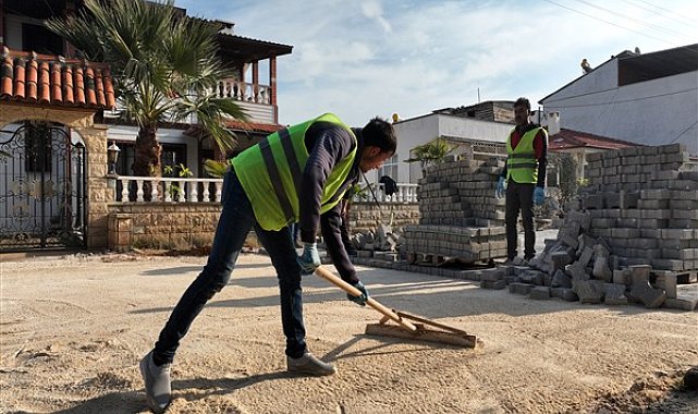Gemlik'te yağmur suyu hattı ve parke taşı imalatına devam ediliyor