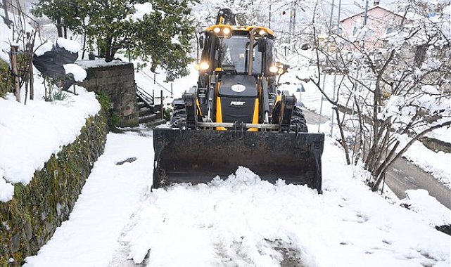 Giresun'da kar yağışı nedeniyle yolu ulaşıma kapanan yollar için çalışma yapılıyor