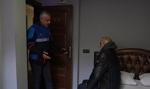 Üsküdar'da sokakta kalan vatandaşlar otellerde misafir ediliyor