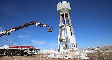 VASKİ soğuklar nedeniyle patlayan boruları değiştirdi