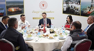 Bakan Bayraktar, Zonguldak’ta enerji ve maden çalışanlarıyla bir araya geldi