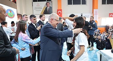 Bakan Güler, Yüksekova Kadın Futbol Takımı için düzenlenen törene katıldı