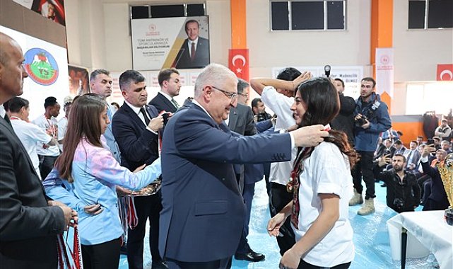 Bakan Güler, Yüksekova Kadın Futbol Takımı için düzenlenen törene katıldı