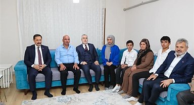Bakan Işıkhan, depremzede aileyi yeni evlerinde ziyaret etti