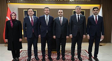 Bakan Kacır, Karabük Belediyesi’ni ziyaret etti