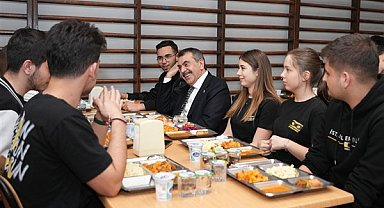 Bakan Tekin, İstanbul Erkek Lisesi pansiyonunda kalan öğrencilerle bir araya geldi