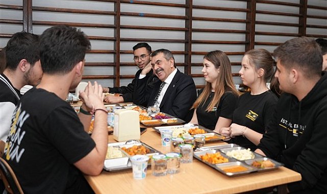 Bakan Tekin, İstanbul Erkek Lisesi pansiyonunda kalan öğrencilerle bir araya geldi