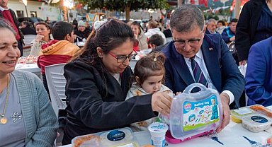 Başkan Tugay, iftar programlarında vatandaşlarla bir araya geliyor