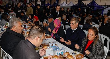 Başkan Tugay'ın iftar buluşmaları Kiraz’da devam etti