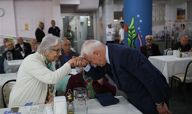 Bursa Büyükşehir Belediye Başkanı Bozbey, huzurevi ziyareti gerçekleştirdi