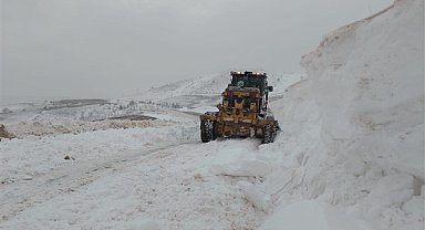 Büyükşehir ekipleri kar dolayısıyla kapanan yolları açtı
