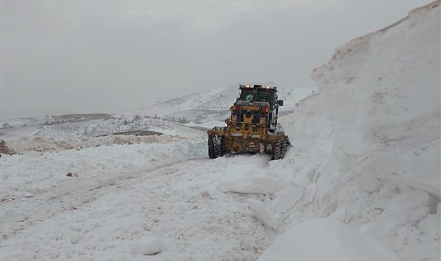 Büyükşehir ekipleri kar dolayısıyla kapanan yolları açtı