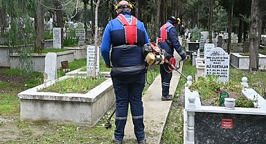 Büyükşehirden mezarlıklarda bayram öncesi bakım ve temizlik çalışması