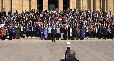 Dervişoğlu, kadın parti üyeleriyle birlikte Anıtkabir'e ziyaret gerçekleştirdi