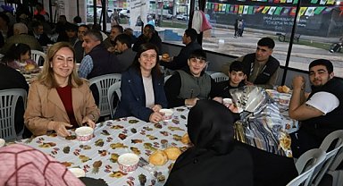 Eş Başkanlar, iftar çadırında vatandaşlarla bir araya geldi