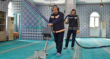 Esenyurt Belediyesi’nden camilerde bayram temizliği